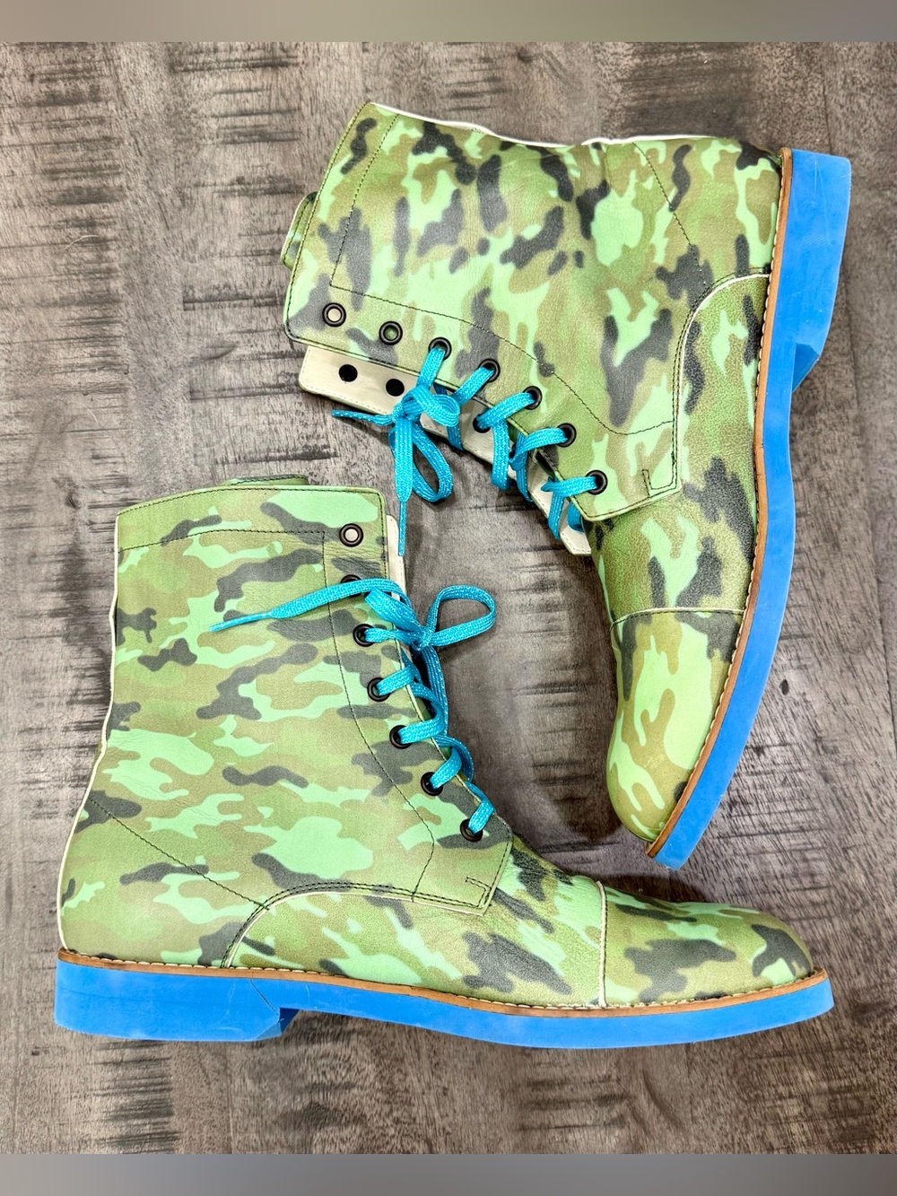 Camouflage Green Men's Combat Boots with Blue Soles